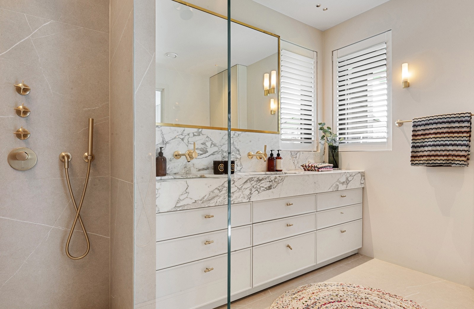 Masterbad med plassbygget innredning, dusjnisje, marmor benkeplate. Dornbracht armaturer i dusj og vask, 90x90 cm Living Allure fliser. Galleribilde