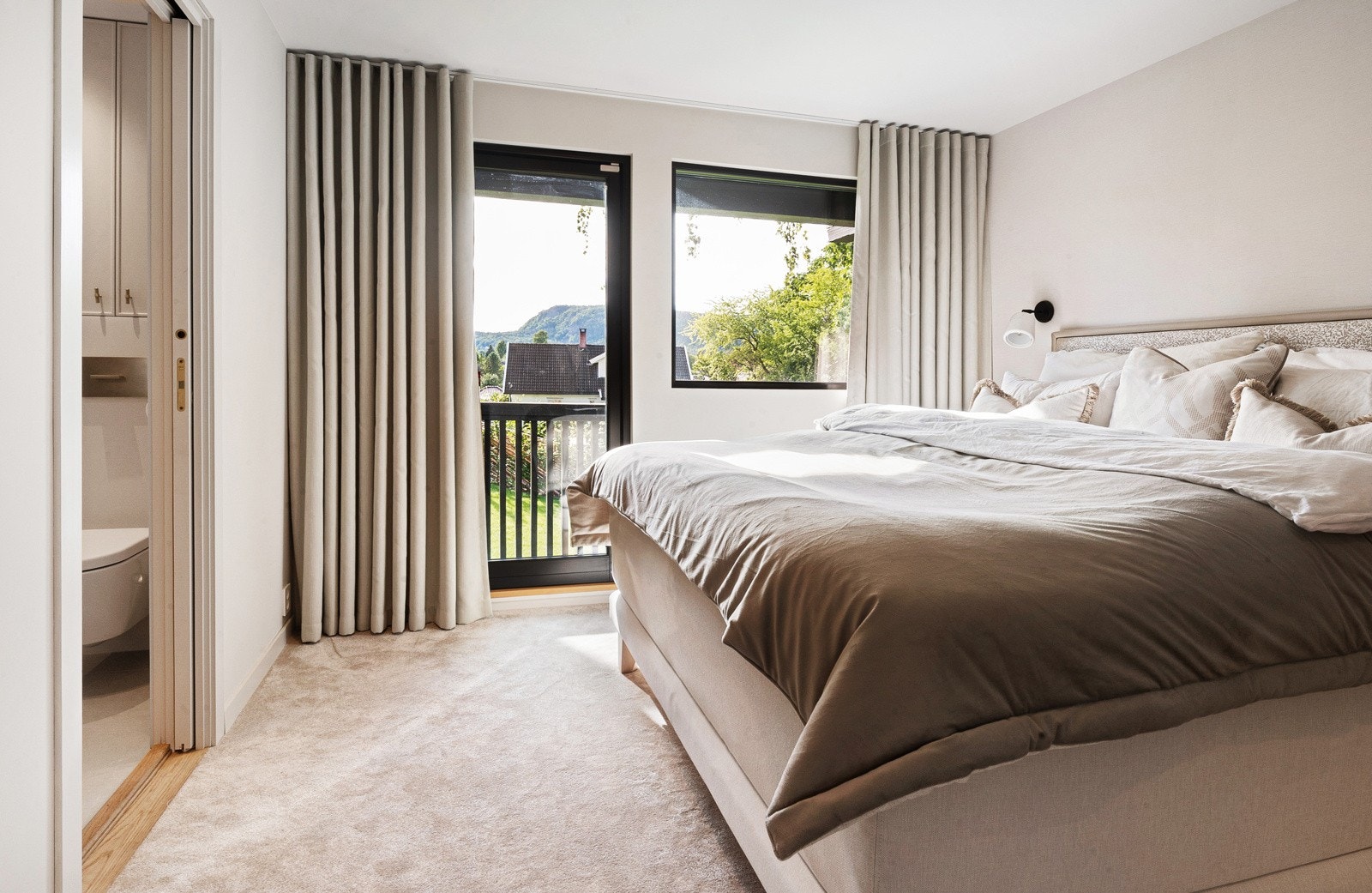 Masteravdeling med walk-in og eget luksusbad ensuite Galleribilde