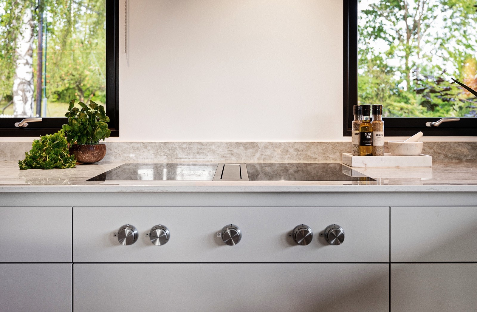 Todelt platetopp fra Gaggenau med integrert avtekksvifte. Dekton benkeplate. Galleribilde