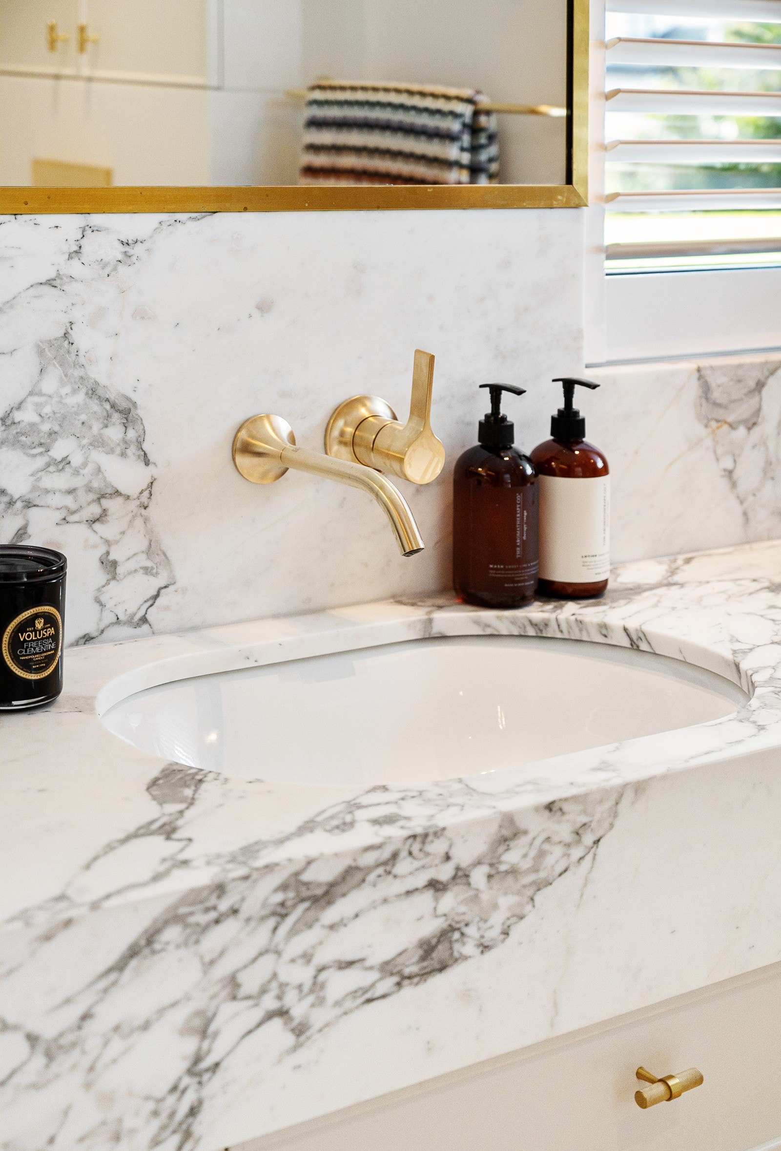 Arabescato vagli marmor på masterbad. 2 cm med nedkant og backsplash Galleribilde