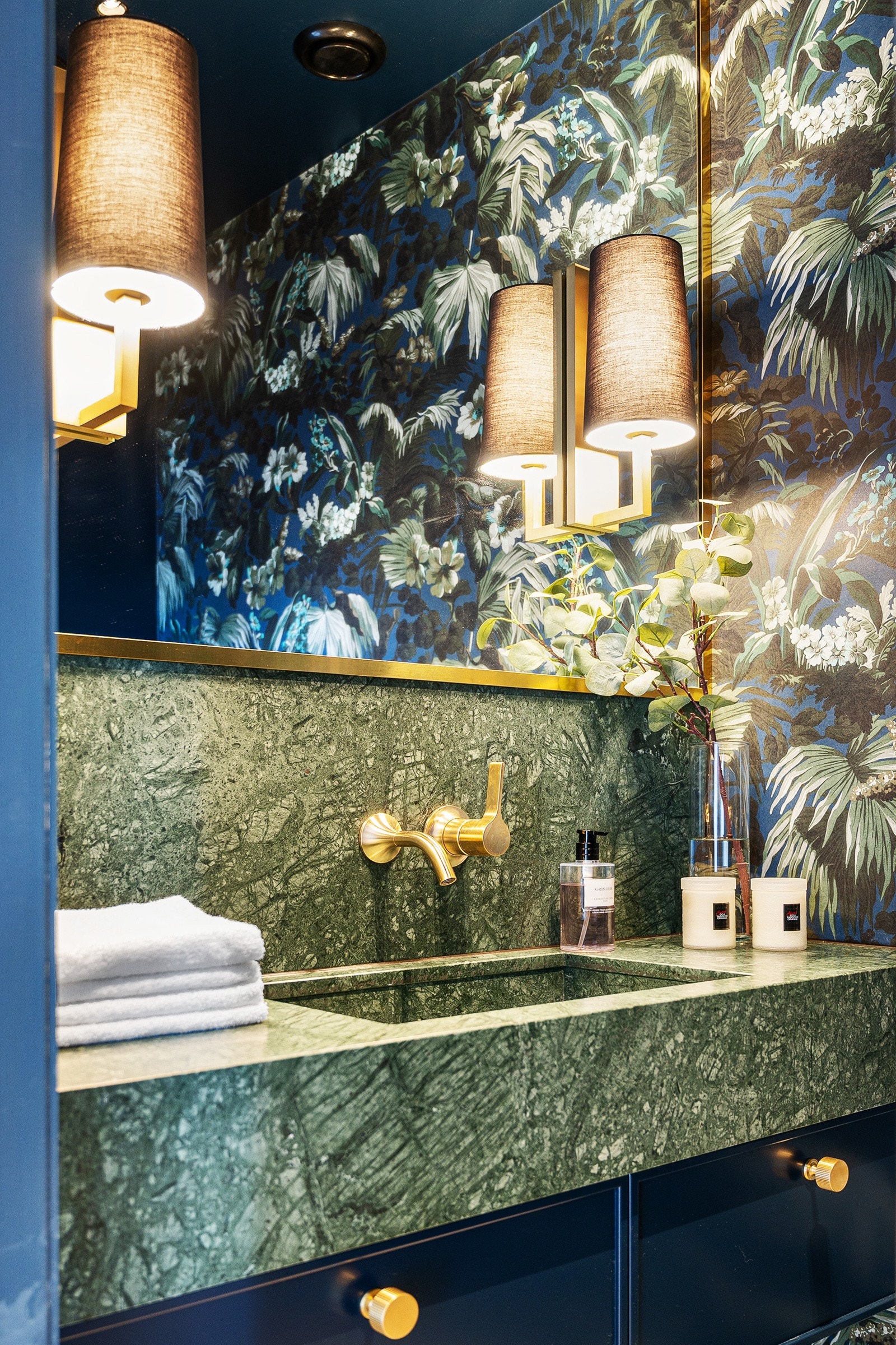 Gjeste-wc innredet med Guatemala Verde marmor Galleribilde