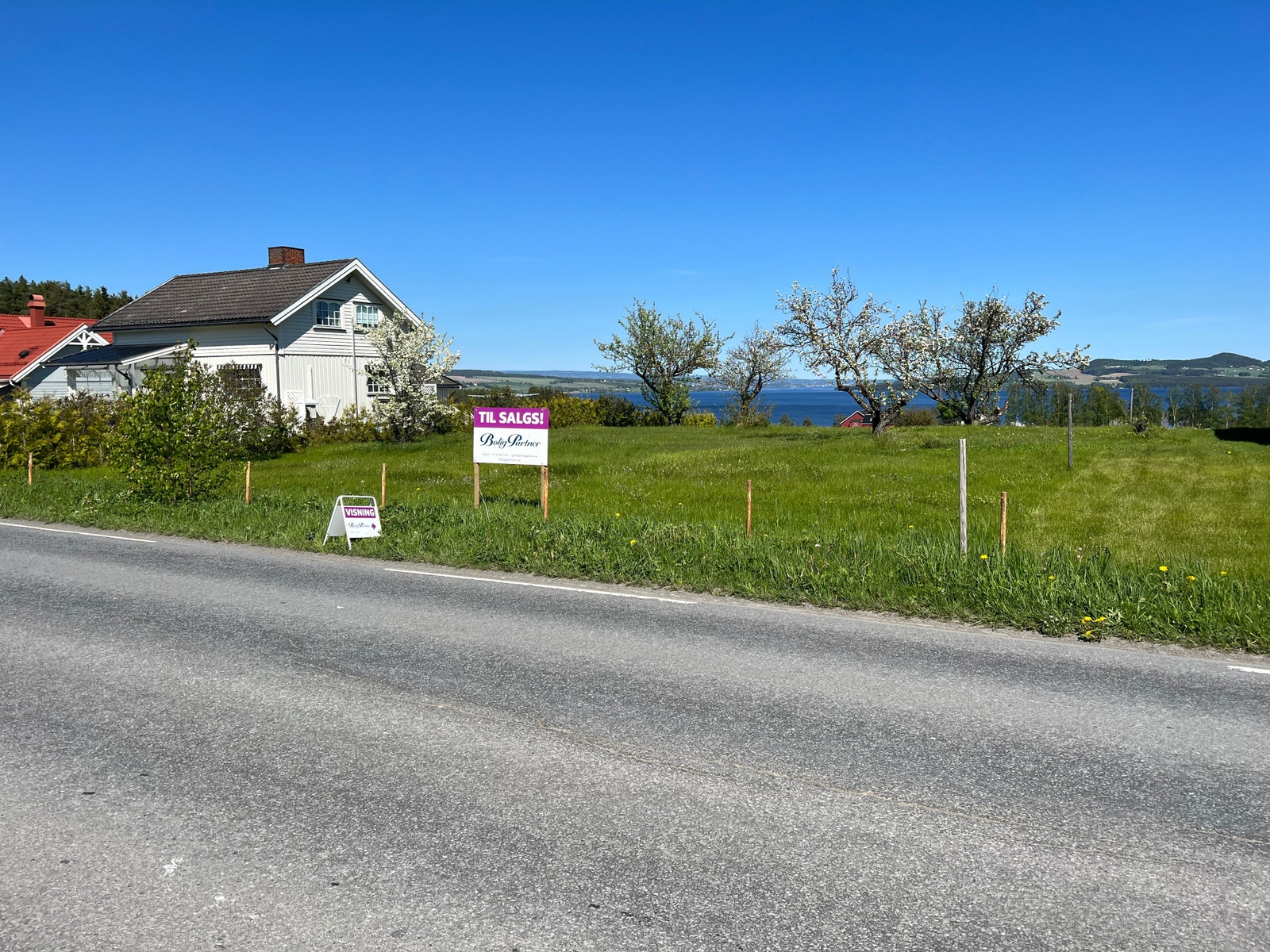 Med støyskjerm mot vegen her får man en flott eiendom! Galleribilde
