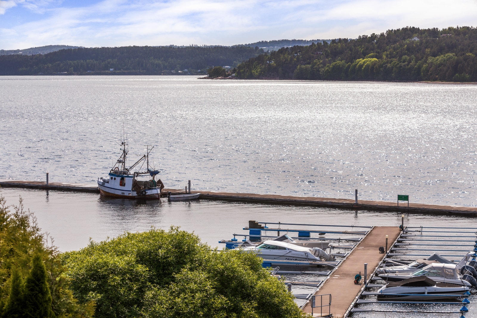Storslått utsikt fra terrassen. Zoomet bilde. Galleribilde