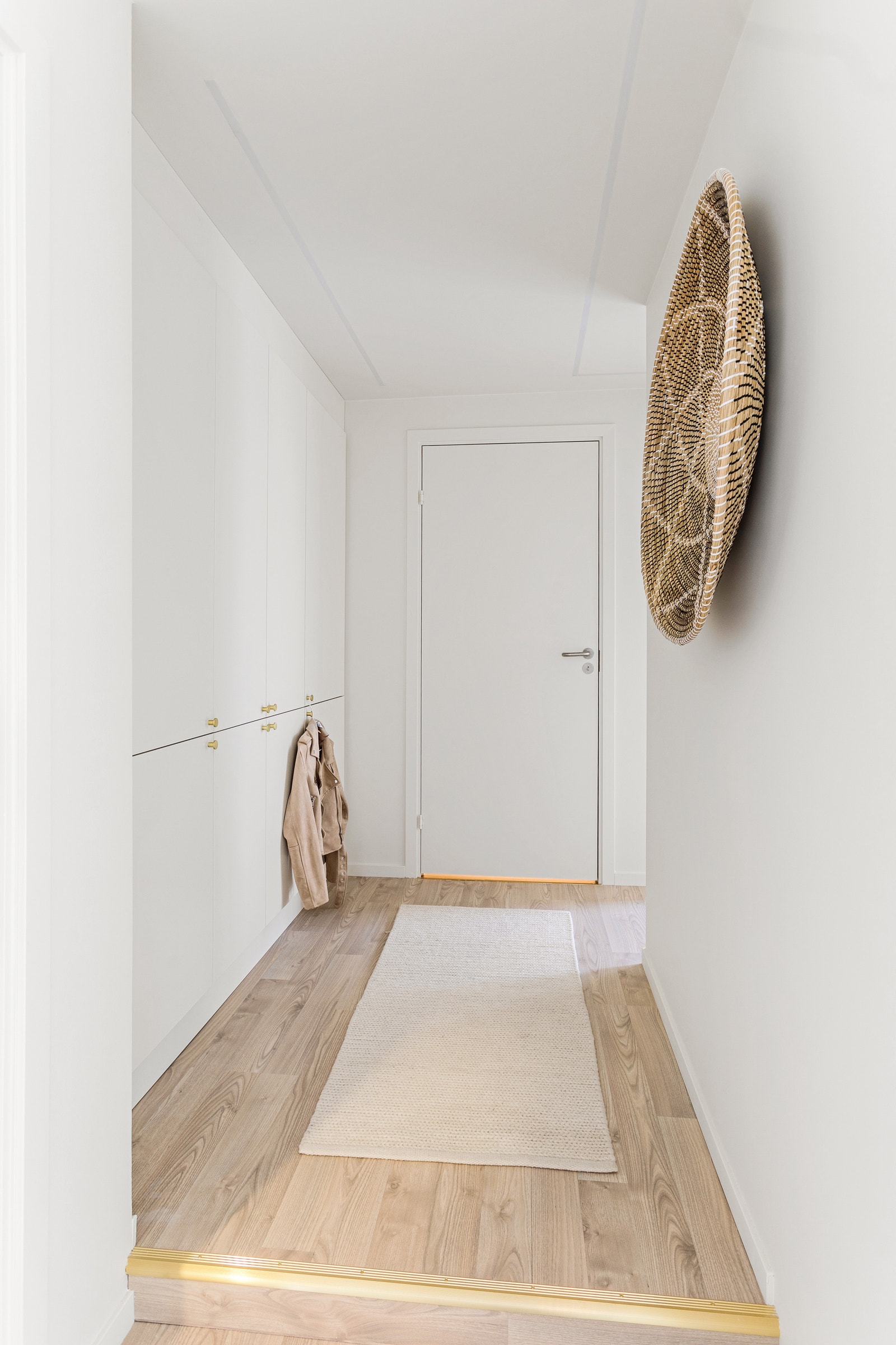 Hall med garderobeløsning og innbygd vask og tørk. Galleribilde