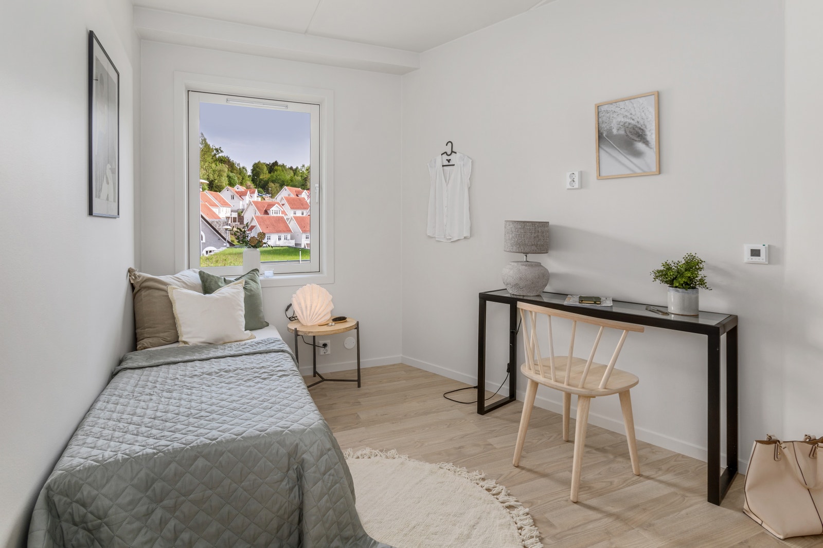 Soverom med mange møbleringsalternativ. Eget tilknyttet bad. Galleribilde