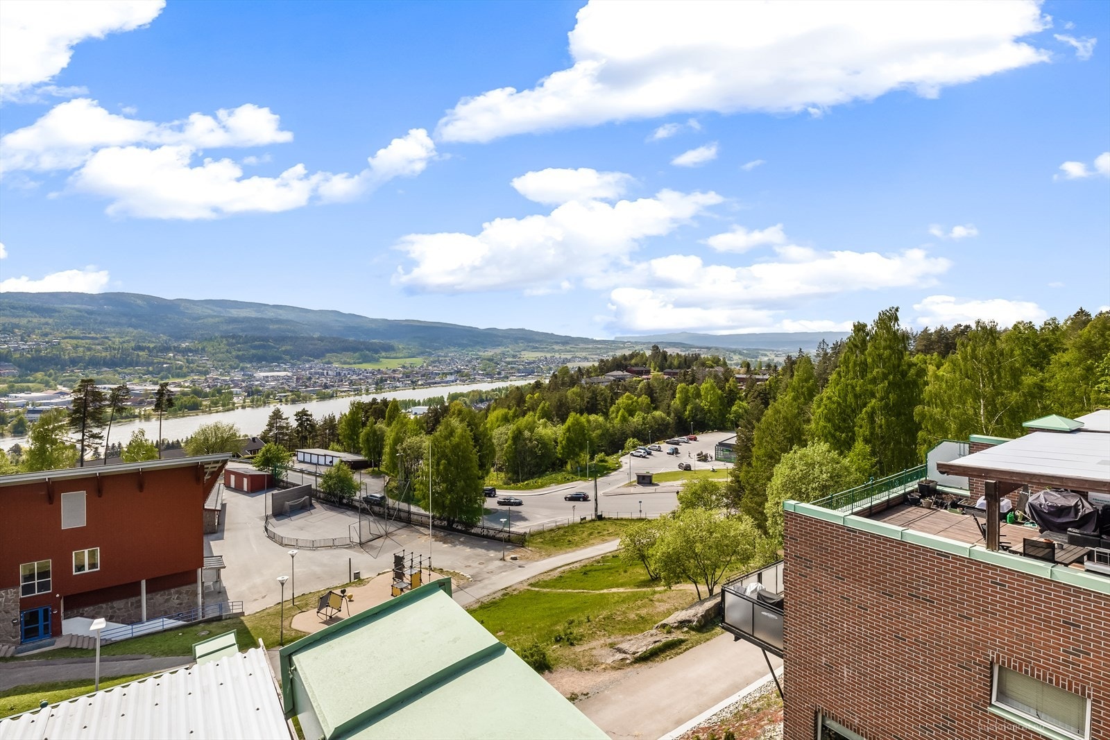 Panoramautsikt over eikerbygdene Galleribilde