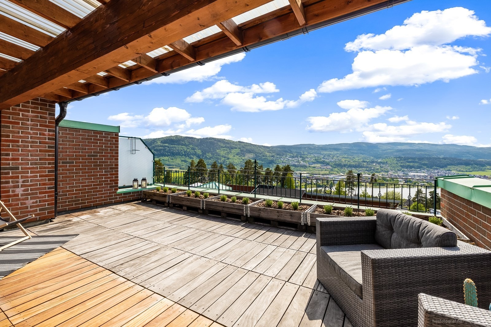 Nydelig solrik terrasse på 41 kvm m/ kjøkkenhage i pallekarmer Galleribilde