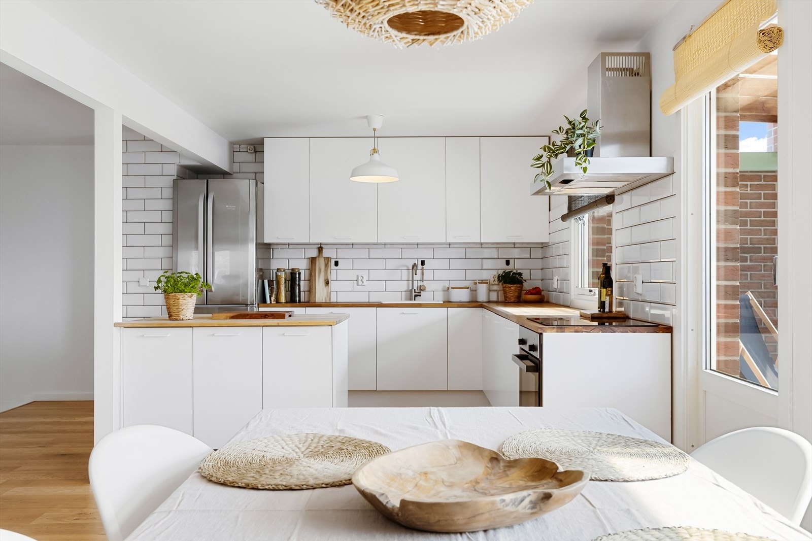 Åpen kjøkkenløsning mot stue (fronter og håndtak fra 2022) Galleribilde