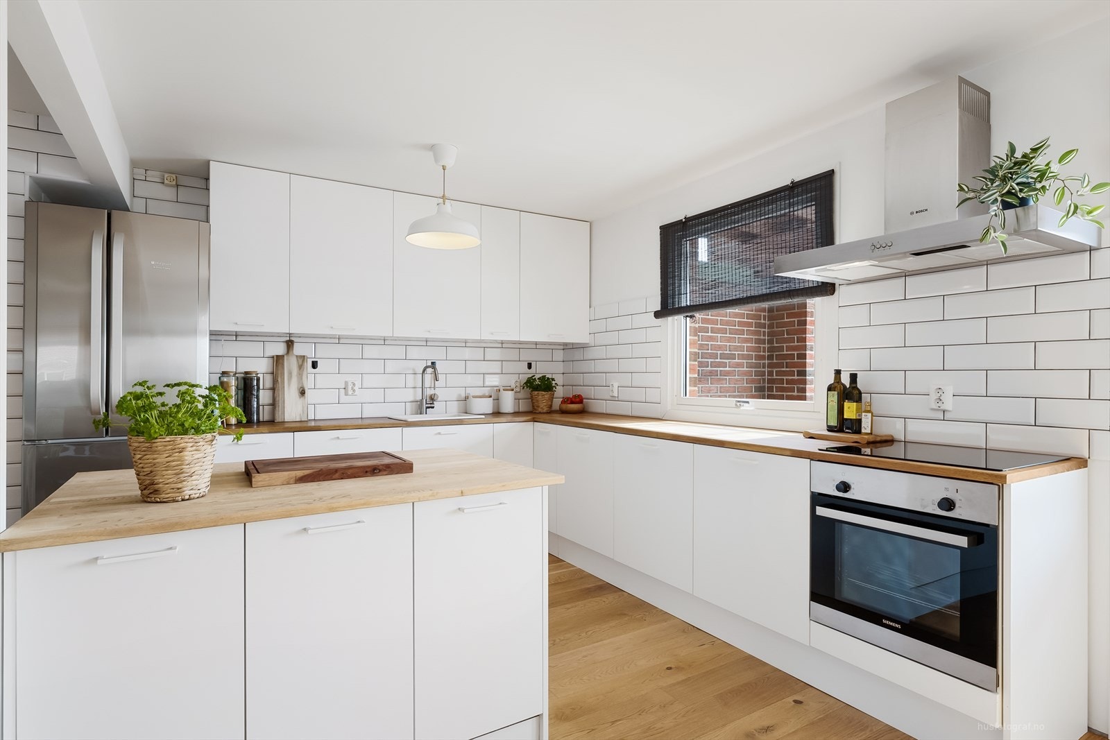 Åpen kjøkkenløsning mot stue (ny benkeplate i 2019, hvitevarer 2022) Galleribilde