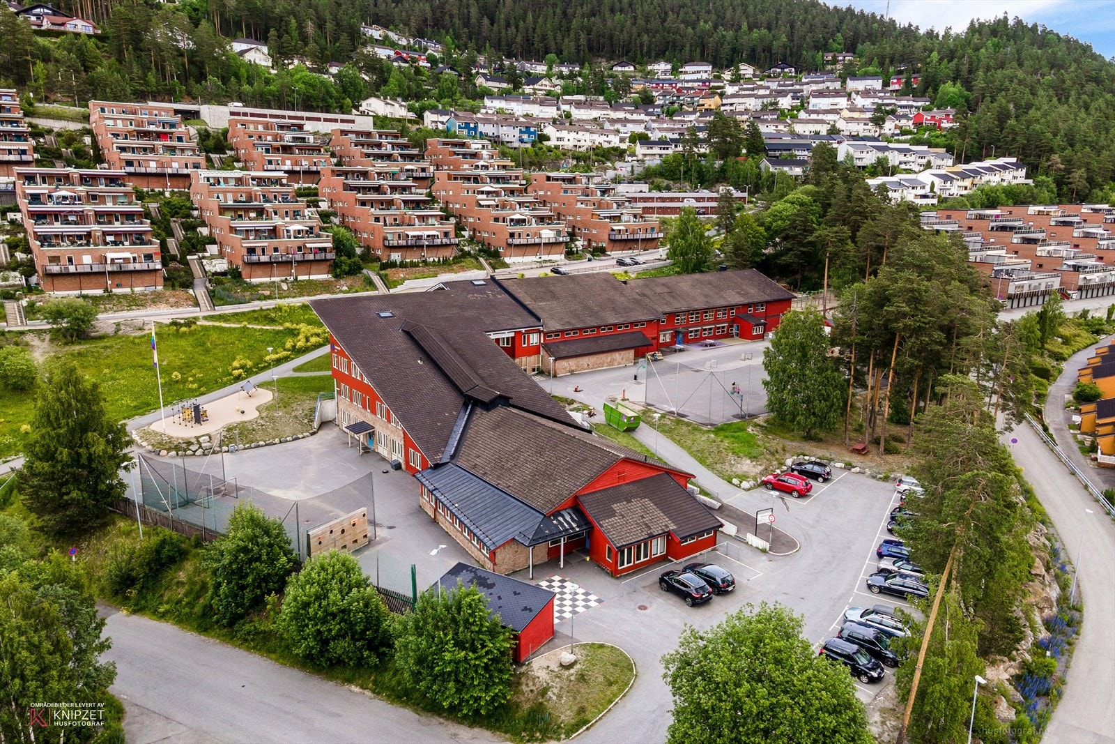 Barneskole rett nedenfor boligen Galleribilde