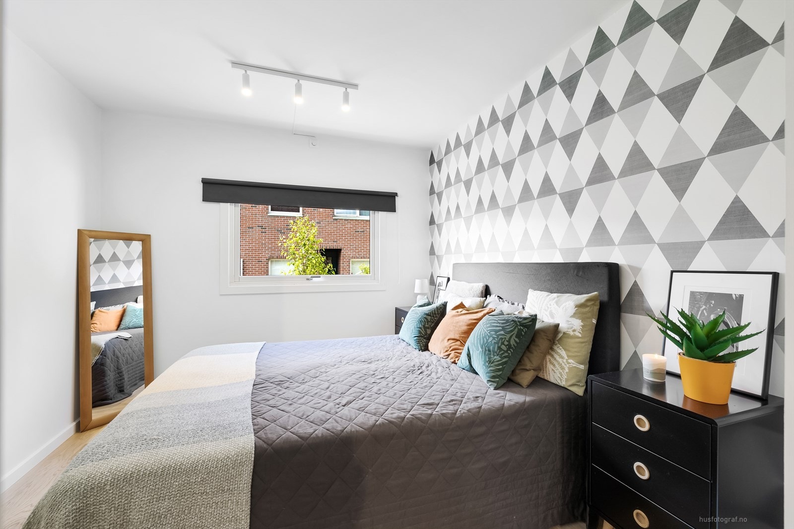 Stort og lyst soverom Galleribilde