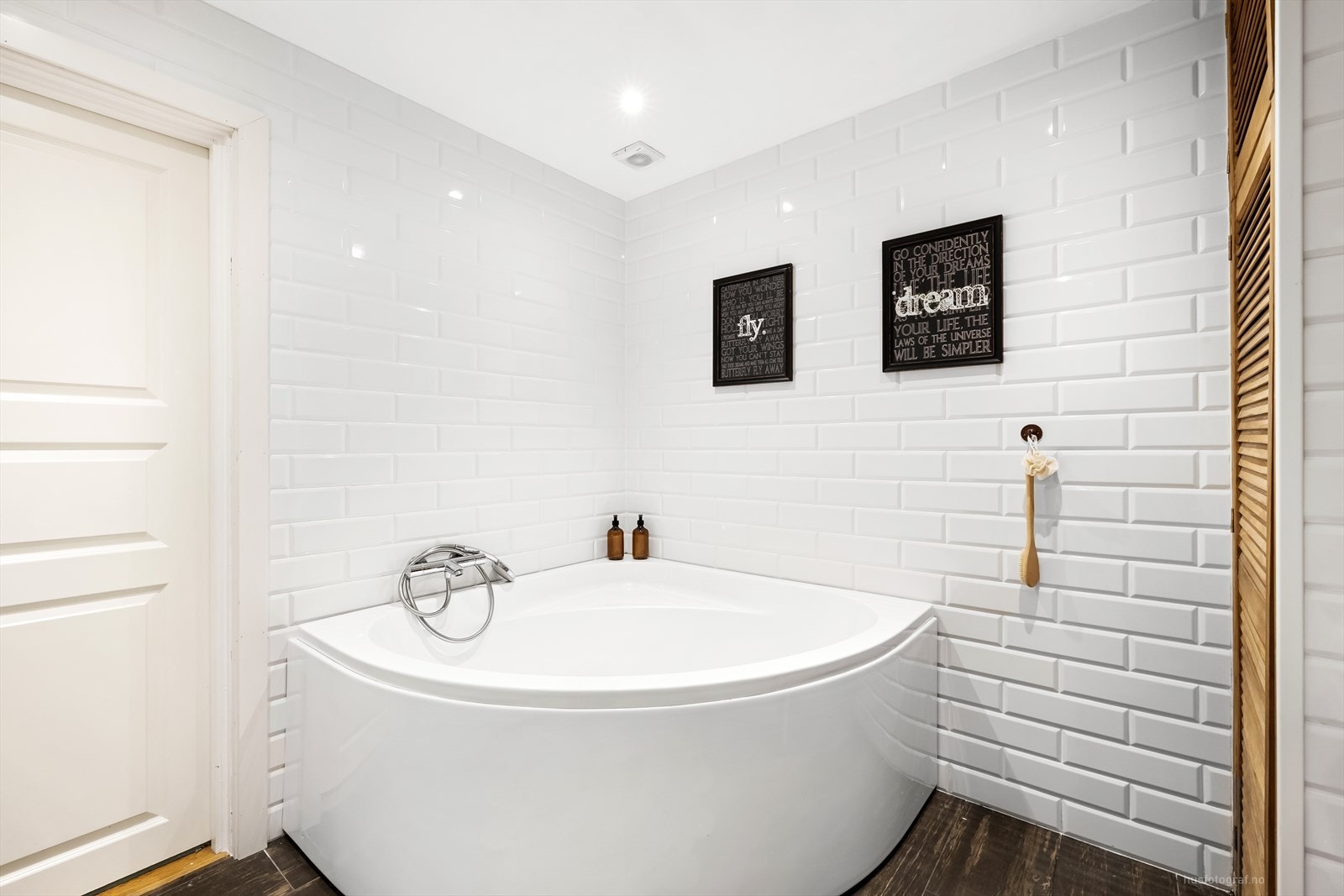 Bad (varmekabler, overflater, våtromsplater og membran i 2019) Galleribilde