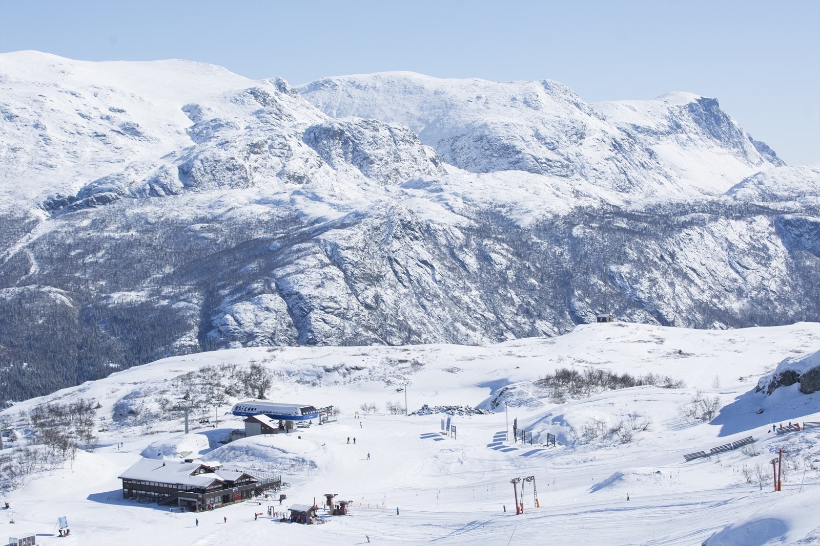 Skianlegget i Hemsedal har hele 20 heiser og 53 nedfarter, inkl. barneområdet og snowparker. Galleribilde