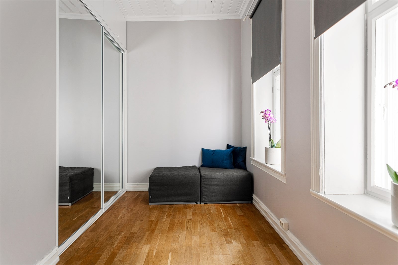 Soverom 2 med stor skyvedørsgarderobe. Fungerer også ypperlig som kontor / gjesterom Galleribilde
