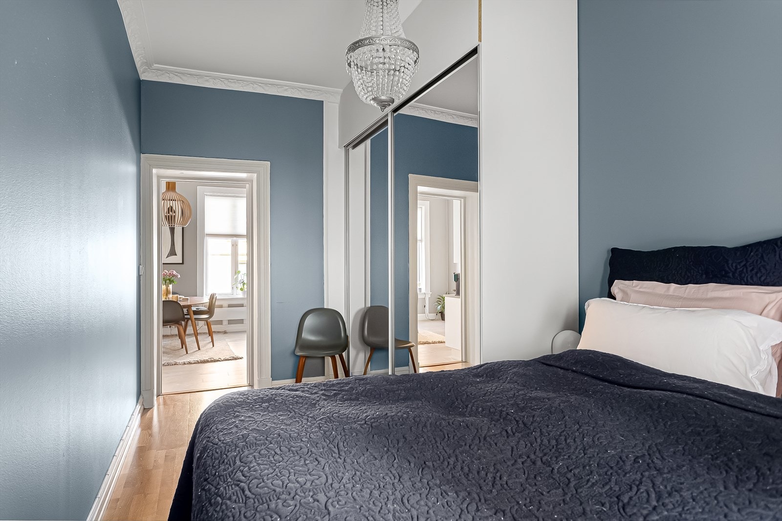 Stor skyvedørsgarderobe og god plass til dobbeltseng Galleribilde