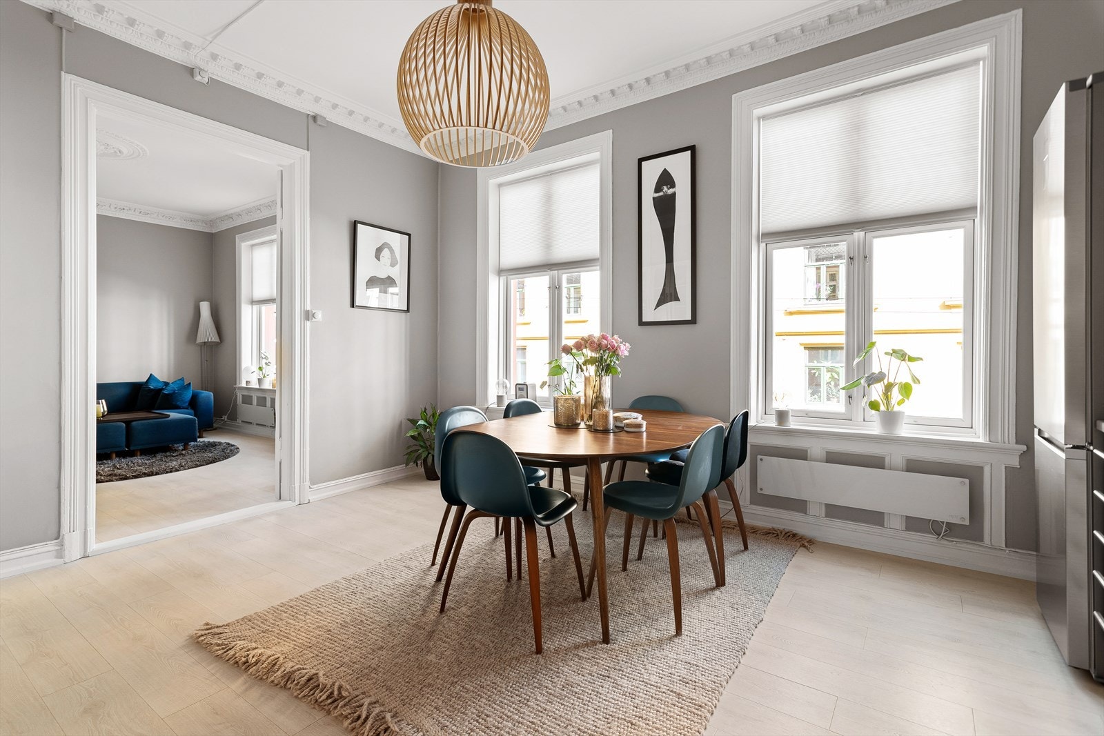 Et svært hyggelig rom med spiseplass til mange Galleribilde