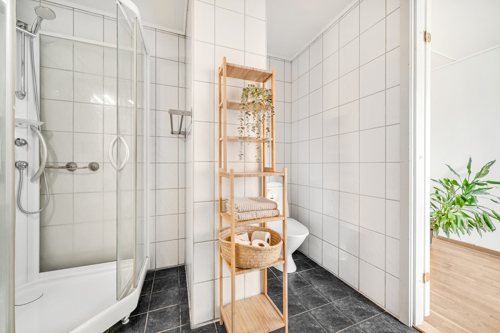 Badet er av god størrelse og har varme i gulvet Galleribilde