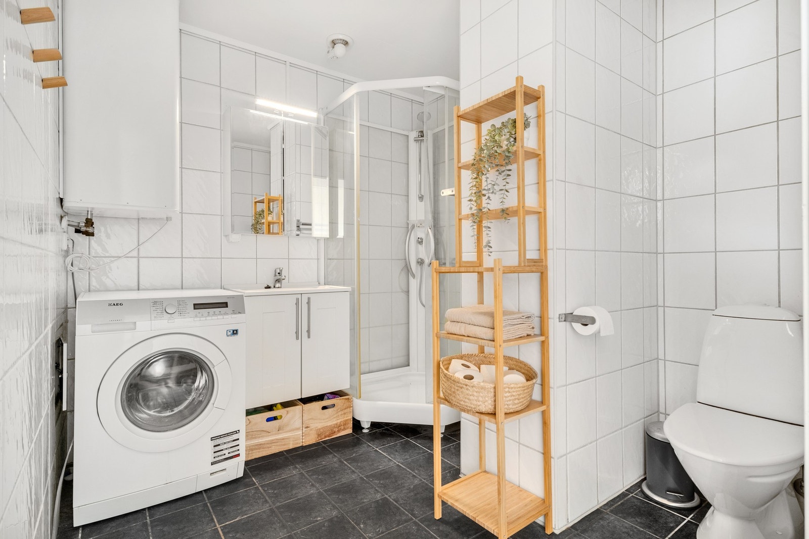 Flislagt bad med opplegg for vaskemaskin Galleribilde