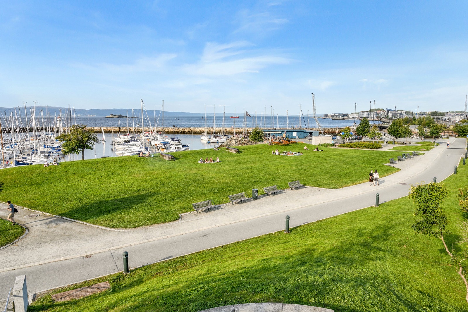 Havpromenaden i Ilsvika er et fantastisk alternativ på varme sommerdager, med fine grøntarealer og badestrender. Galleribilde