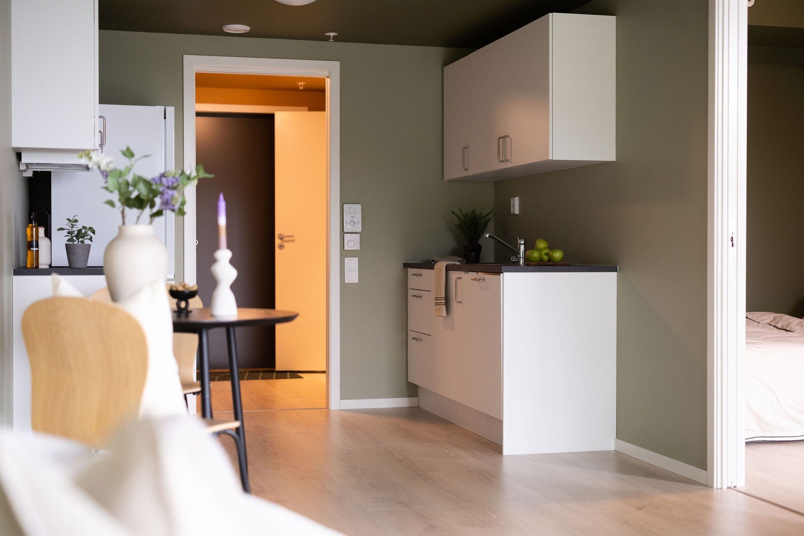 Praktisk plassert kjøkkensone sett fra stue Galleribilde