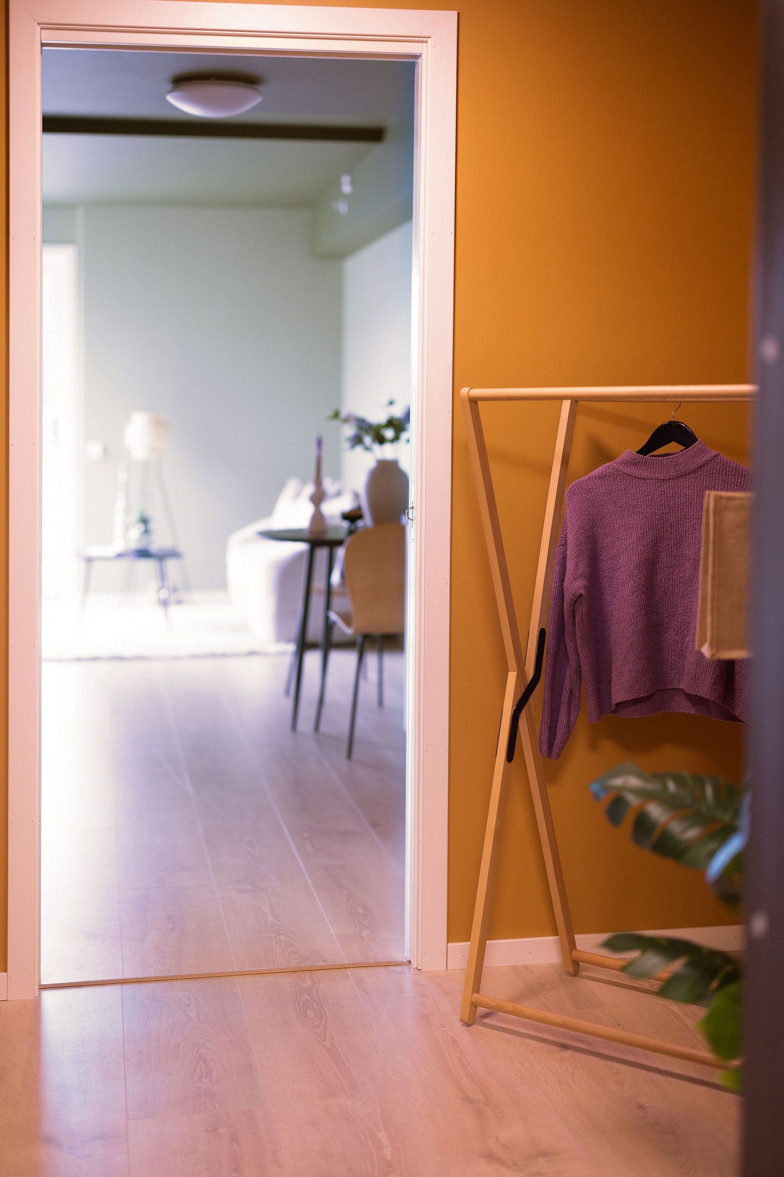 Romslig entré i stilfulle farger. Galleribilde