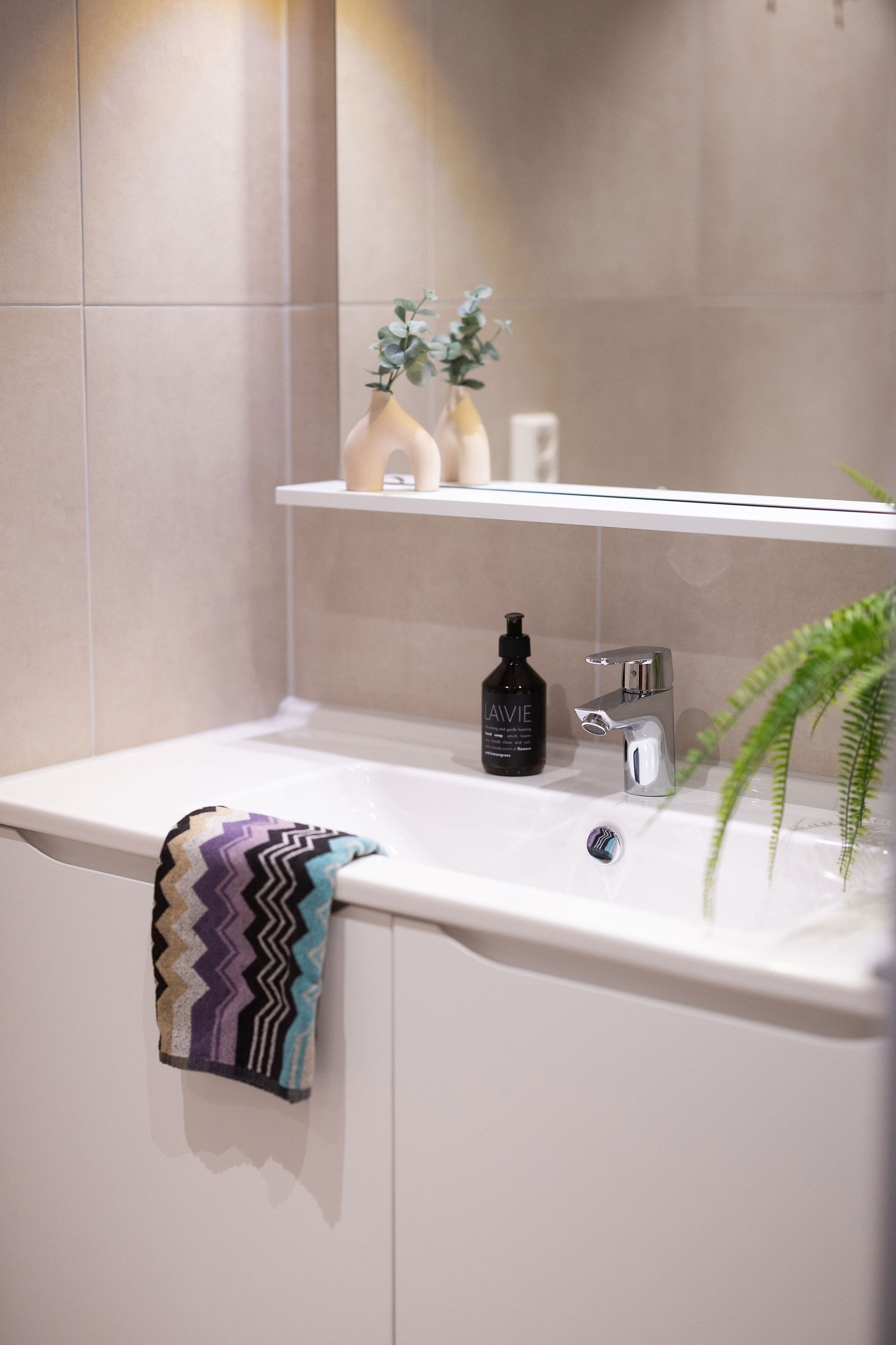 Heldekkende servant over innredning og speil med lys Galleribilde