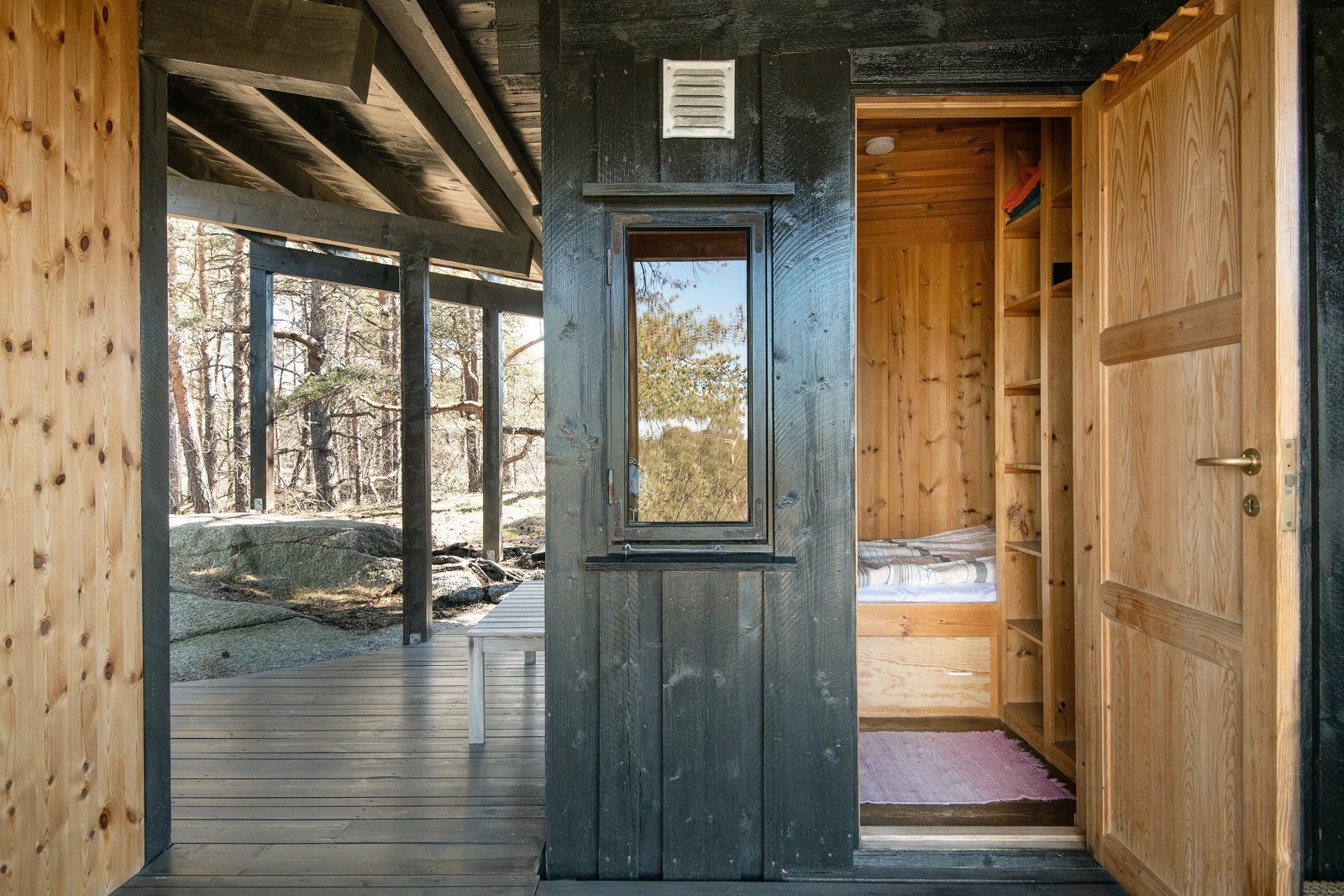 Soverom med liten dobbeltseng Galleribilde