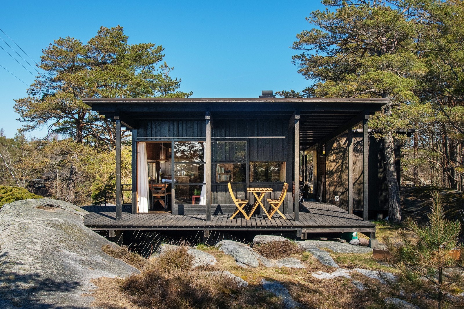 Hytta er tegnet av Wenche Selmer Galleribilde