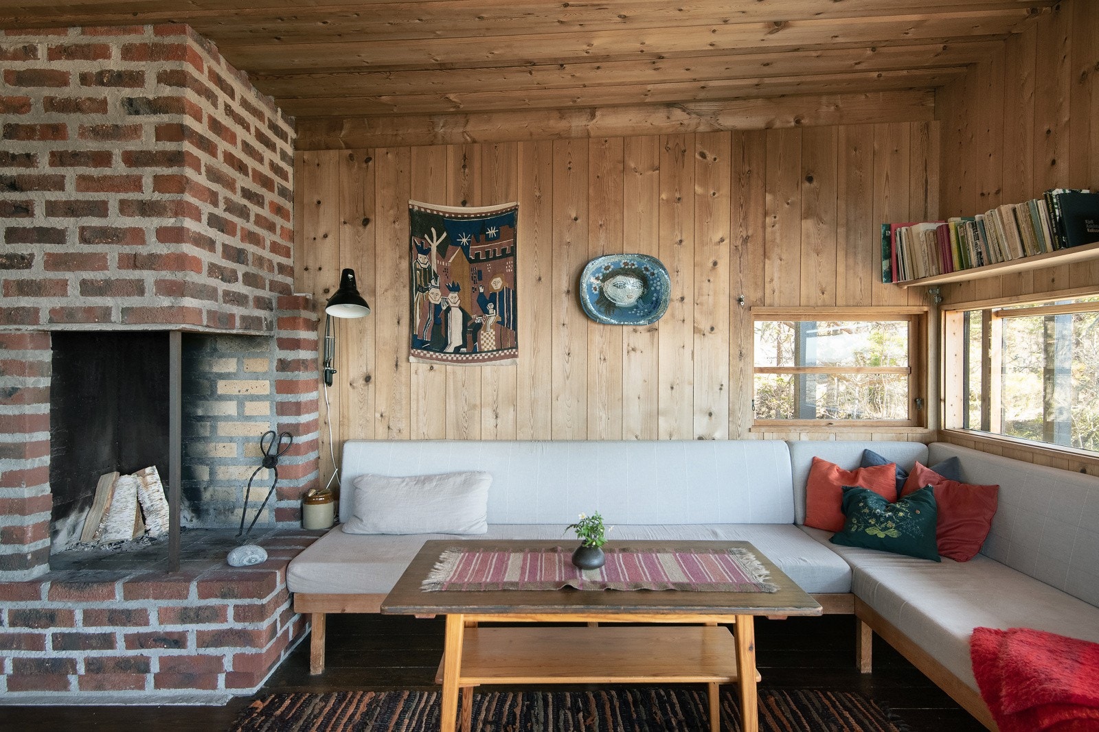 Plassbygd sofa - vinduene er i perfekt "sittehøyde" Galleribilde