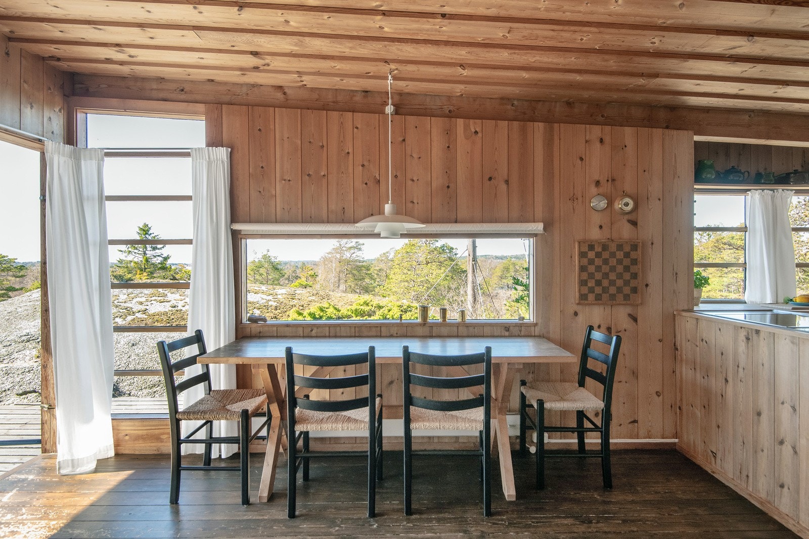 Hyttens spiseplass, sett fra stuen Galleribilde