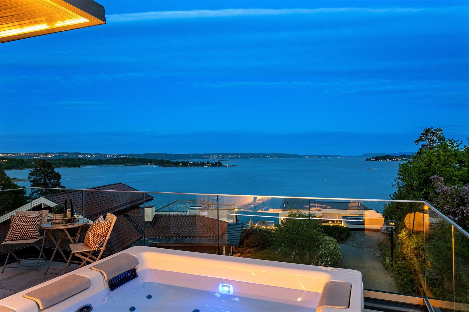 Tenk deg å bare kunne nyte livet med et deilig glass bobler i jacuzzien mens du skuer ut over Oslofjorden sammen med noen du er glad i. Galleribilde
