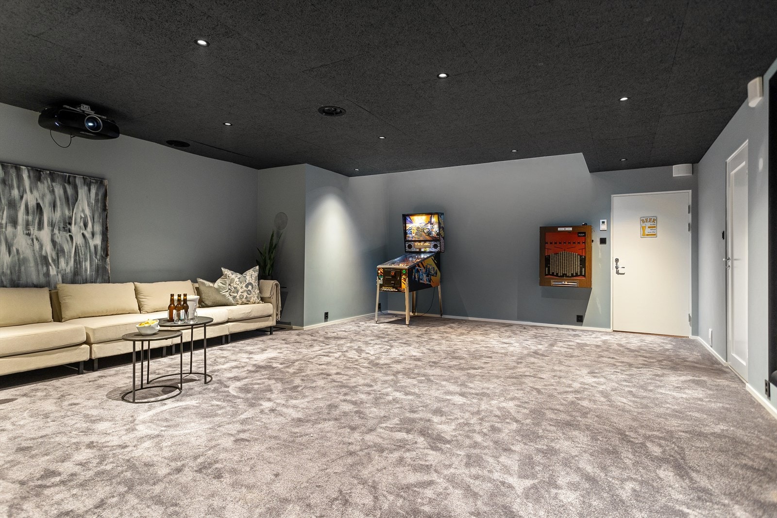 Rommet er opprinnelig byggemeldt som bod, men benyttes av eier som oppholdsrom (se punkt om ferdigattest). God takhøyde - golfsimulator i eget hjem kanskje? Galleribilde