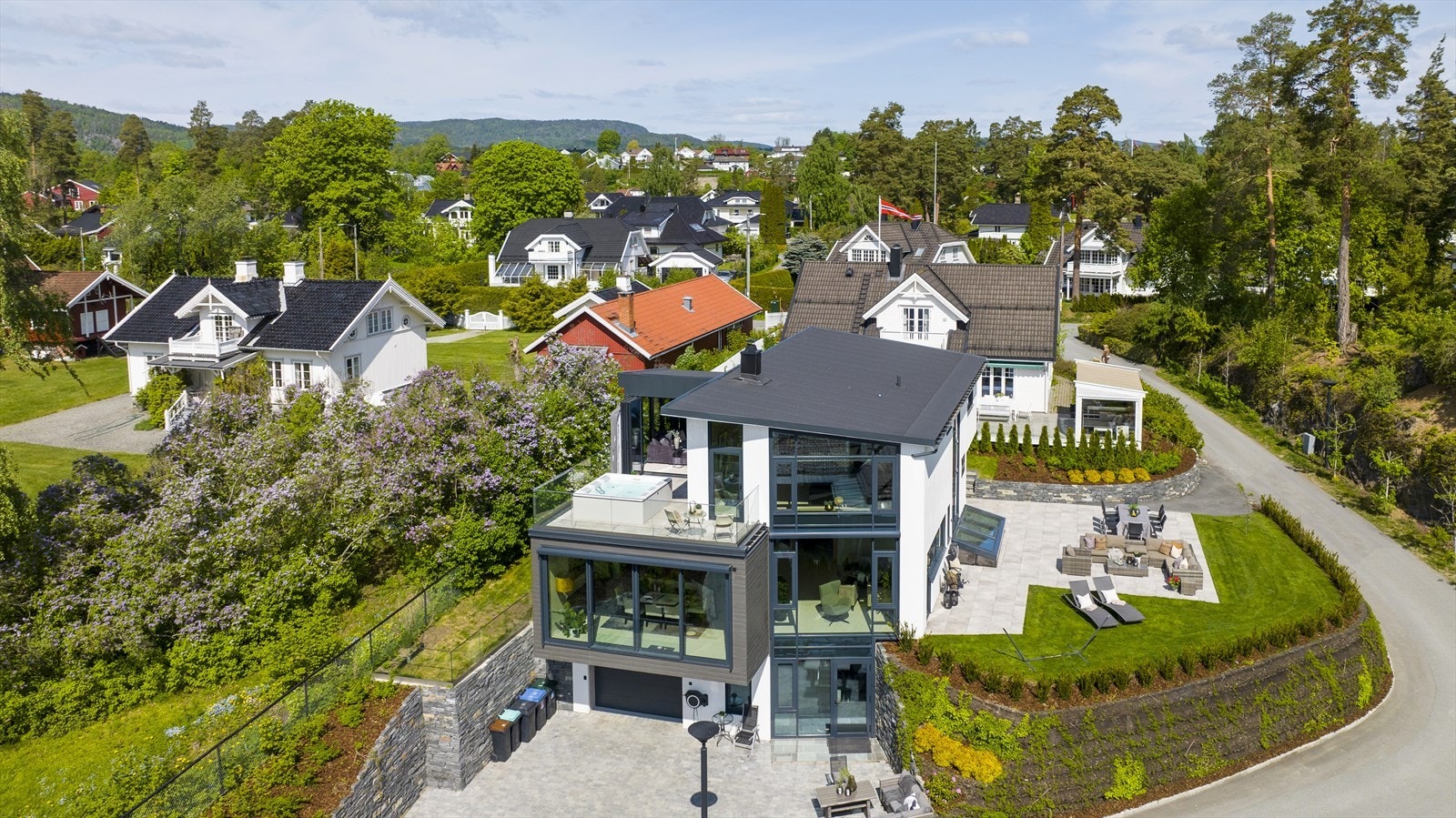 Eiet tomt på 630,6 kvm. Tomten er lettstelt, meget pent opparbeidet og beplantet. Galleribilde