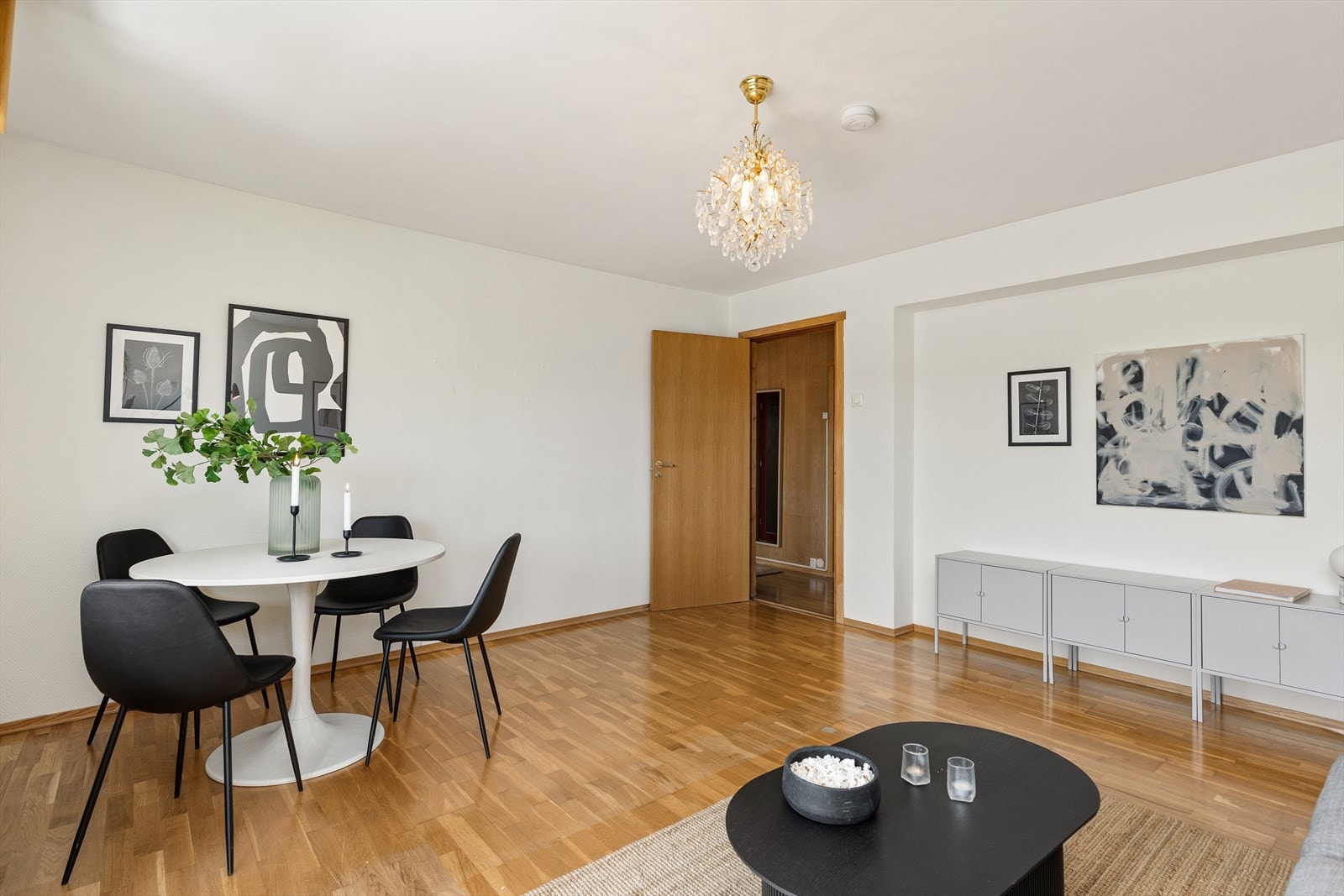 Stuen har plass til både sofagruppe og spisebord Galleribilde