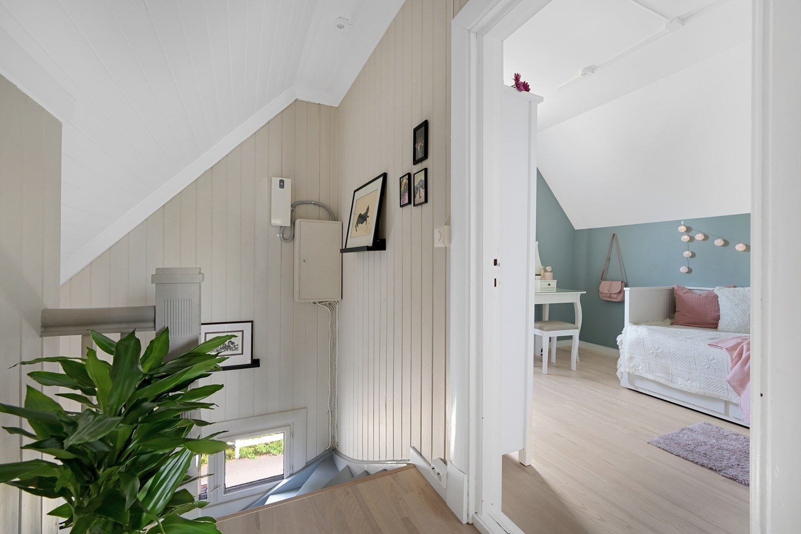 Gang 2. etg med nytt strøminntak, soverom nr 3 til høyre. Galleribilde