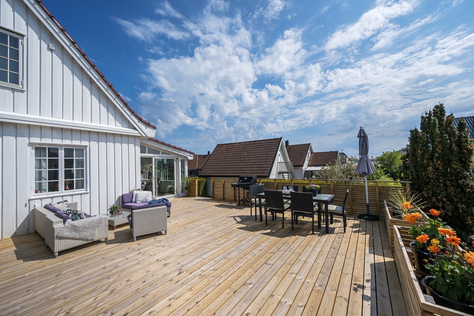 Meget romslig ny veranda med sjøgløtt og sol. Galleribilde