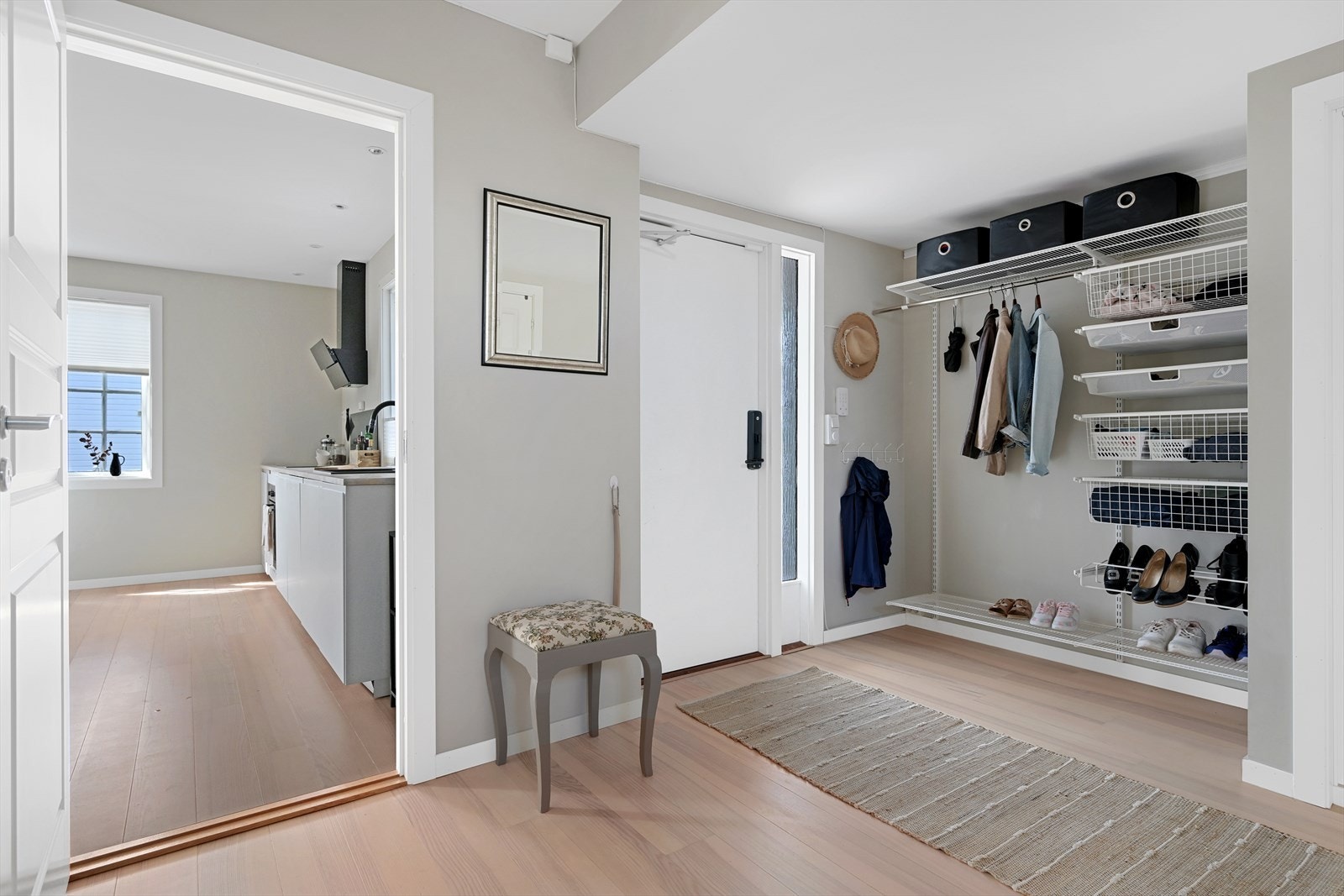 Entré med åpen garderobe. Galleribilde
