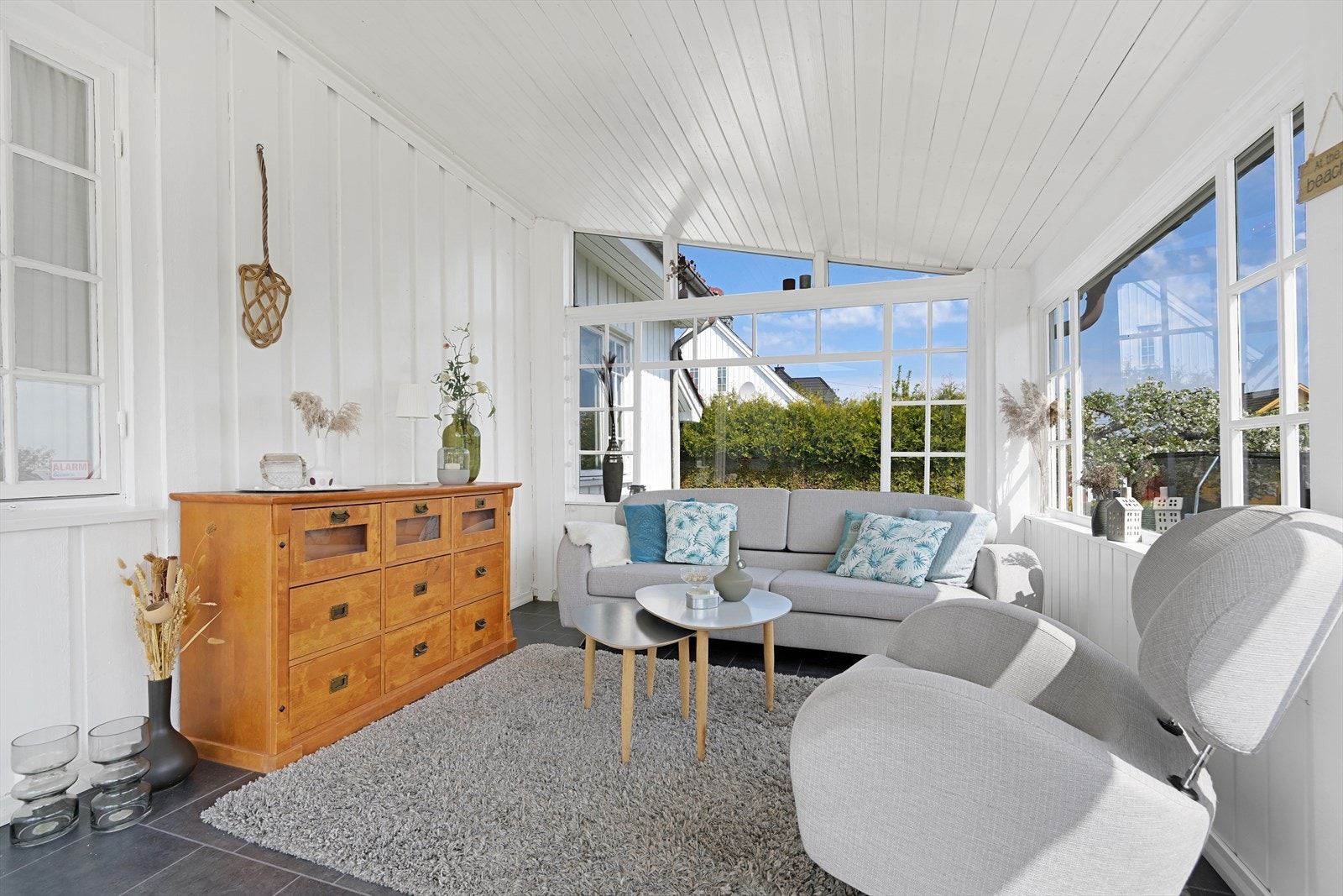 Vinterhage i lyse farger med store vindusflater. Galleribilde