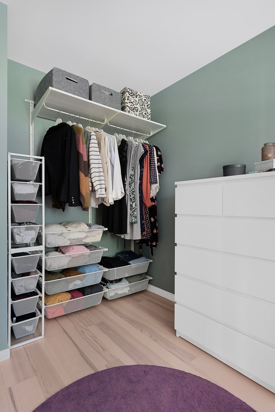 Soverom i 1. etasje med åpen garderobe. Galleribilde