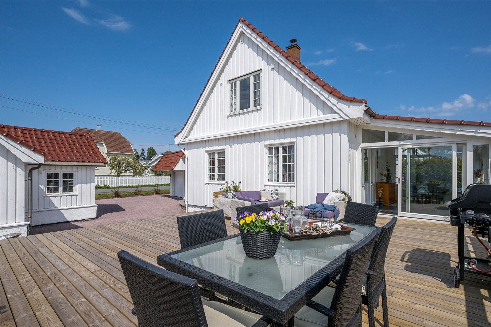 Veranda mot syd, med plass til både spisestue, lounge og antall ønskede solsenger. Galleribilde