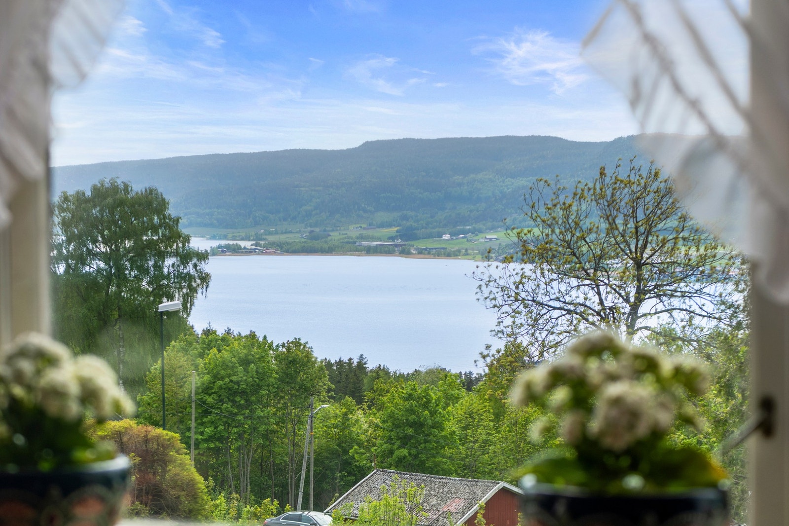 Fint fjordutsikt fra vinduet Galleribilde