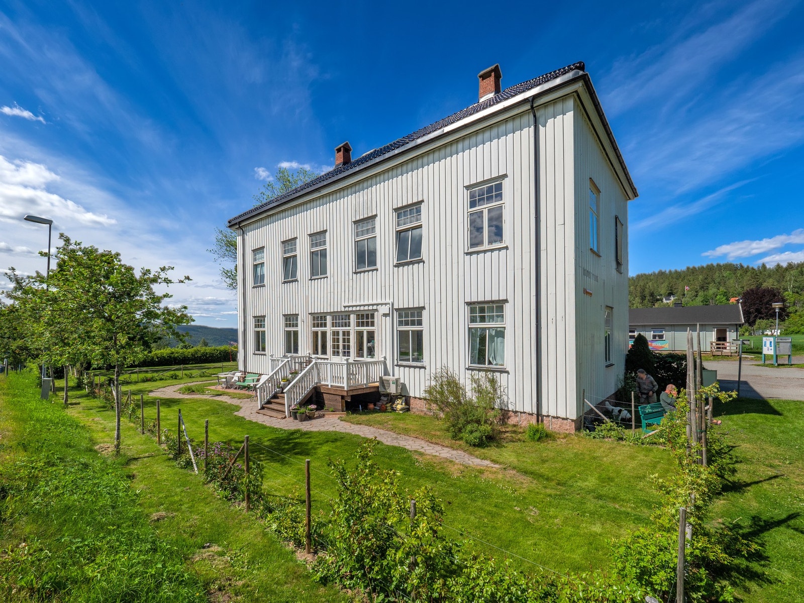Det ærverdige kommunehuset har hyggelig café Galleribilde