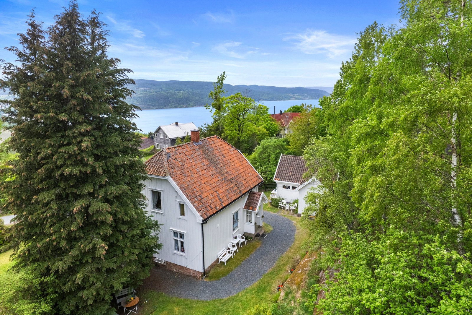 Eneboligen ligger tilbaketrukket til med hyggelig fjordutsikt - turen til fine badeplasser er ikke lang :-) Galleribilde
