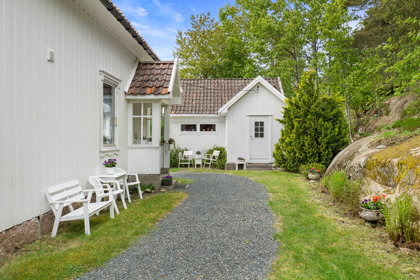 Hyggelig gårdstun med frittliggende anneks og stort uthus Galleribilde