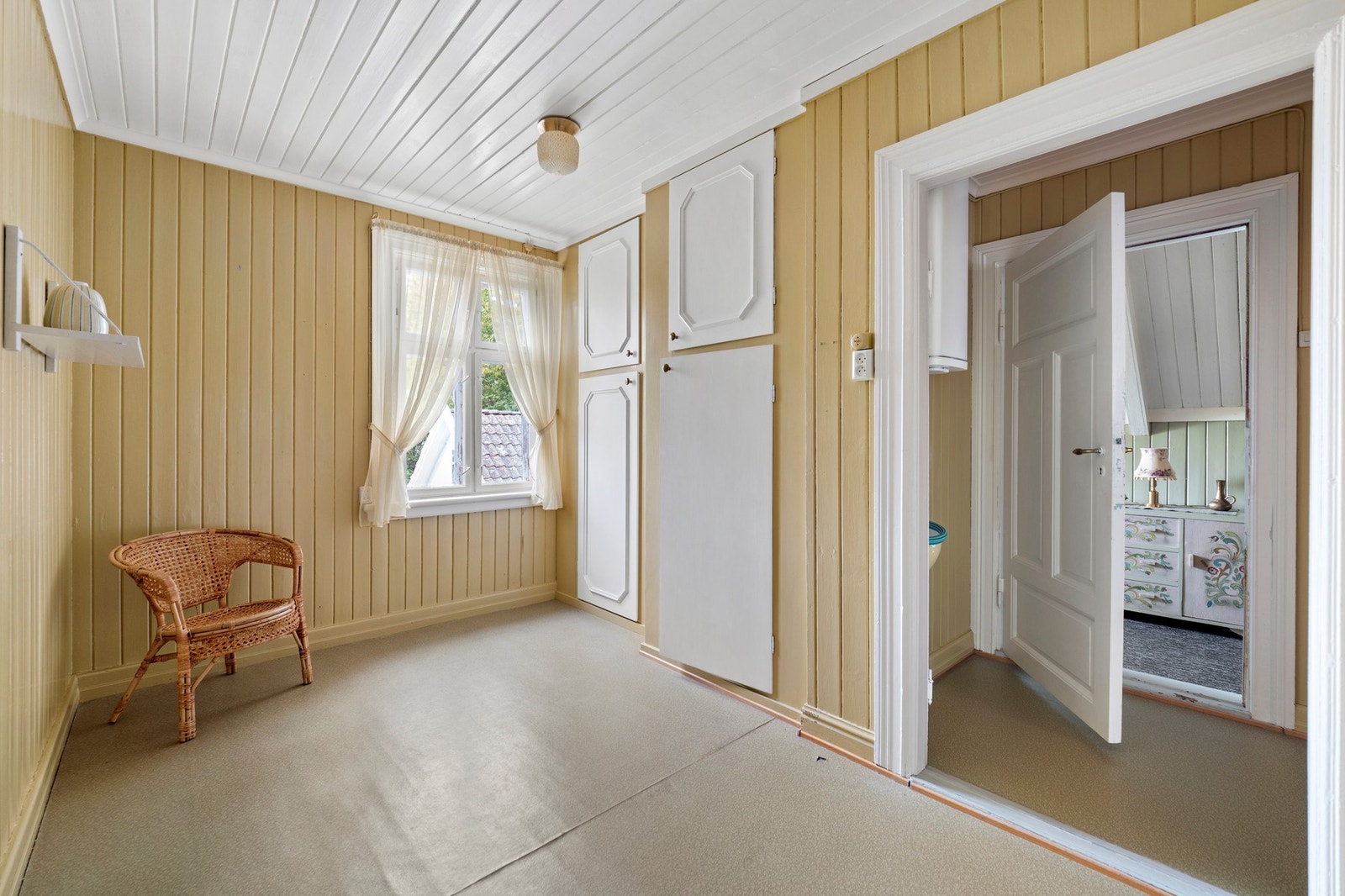 Hyggelig soverom med malt panel Galleribilde