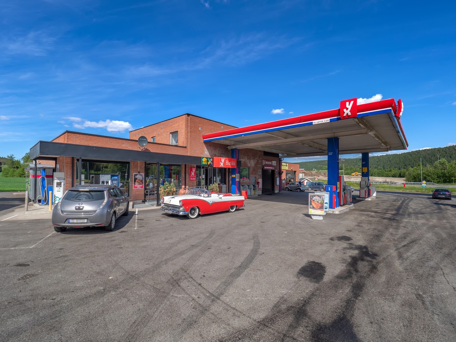 Bensinstasjon Galleribilde