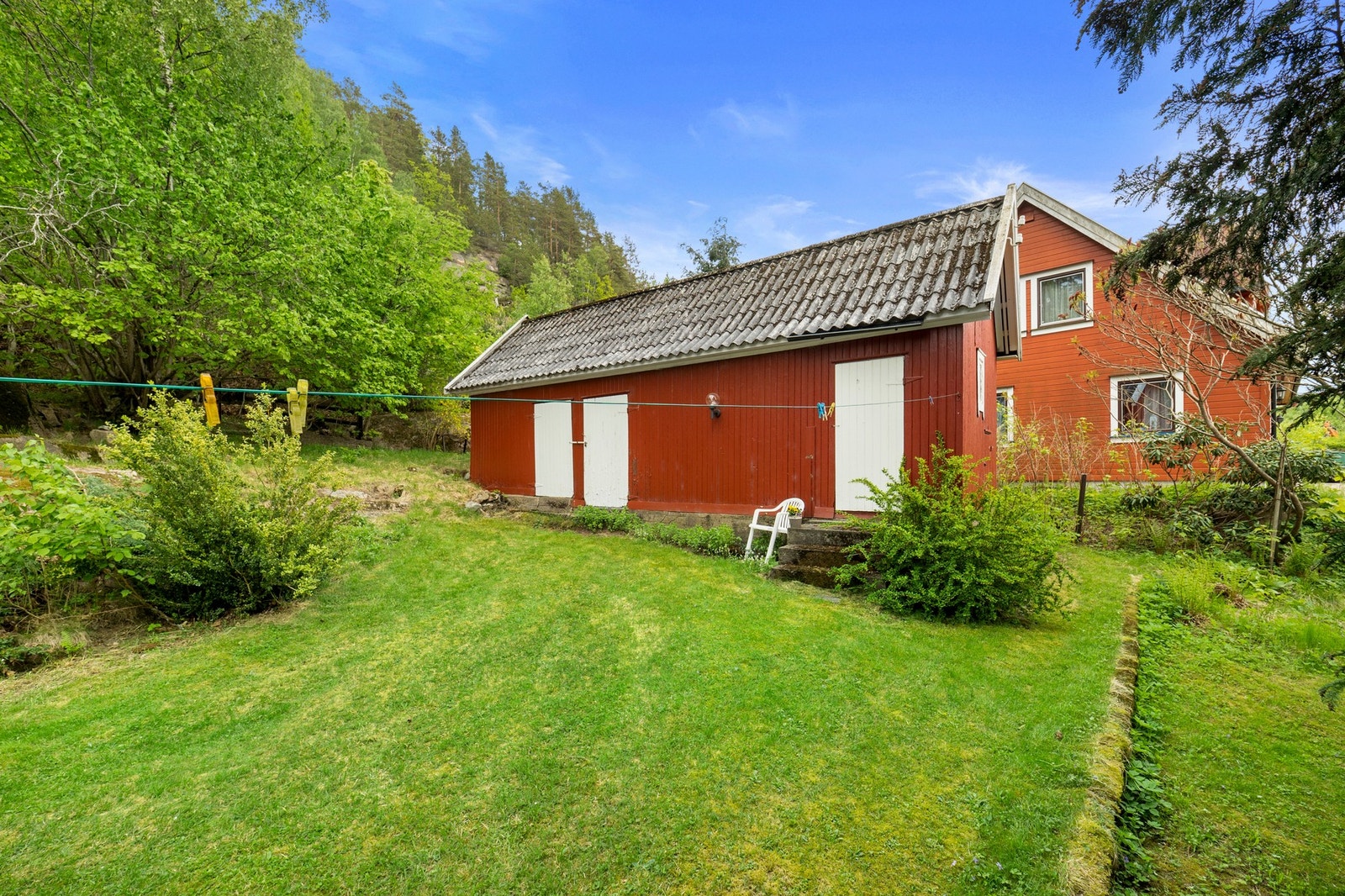 Koselig uthus med vedbod og ellers god plass til oppbevaring Galleribilde