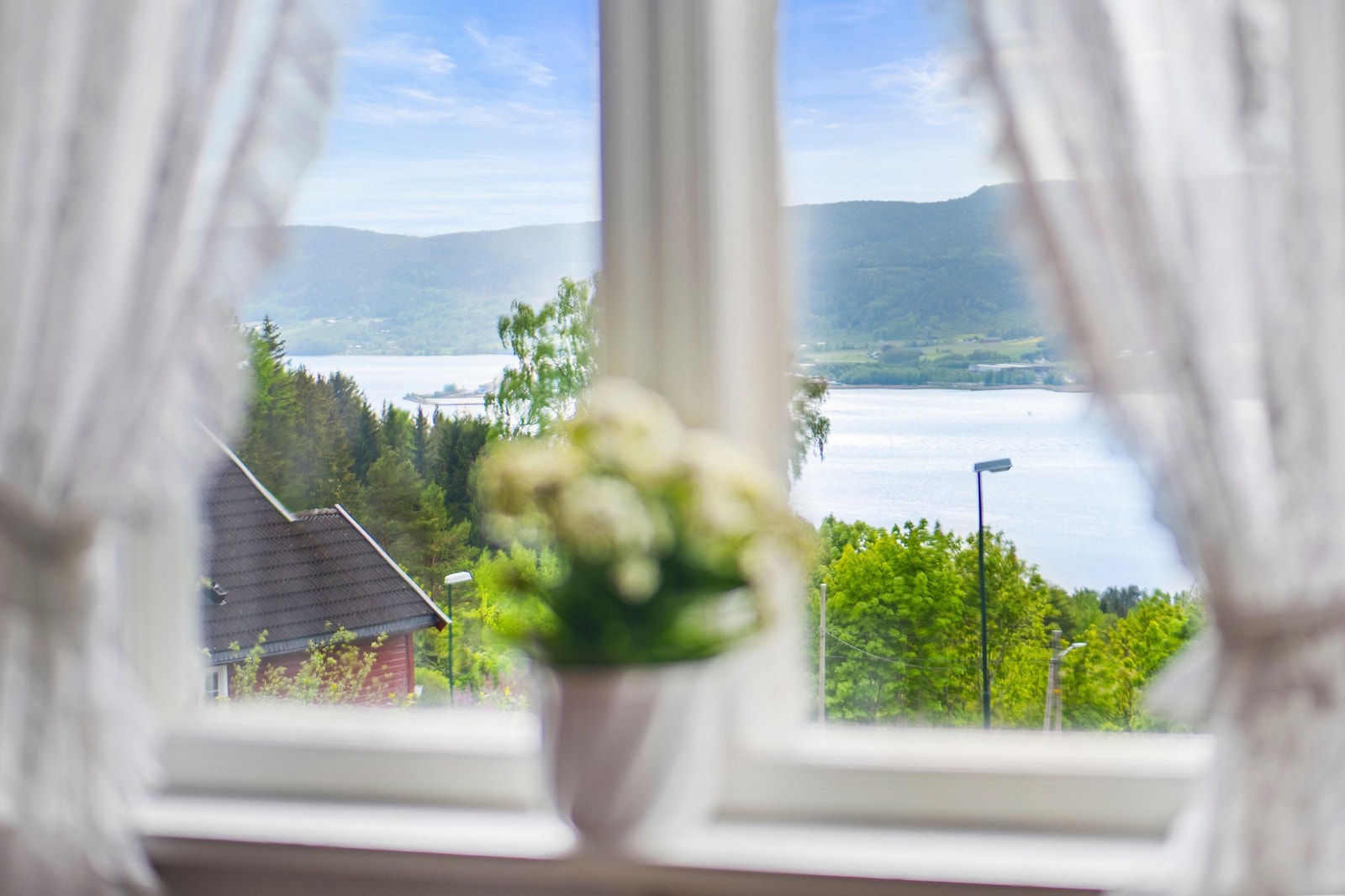 Utsikt til fjorden også fra denne stuen Galleribilde