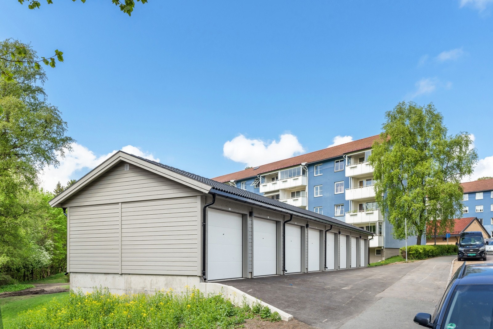 Det er muligheter for å kjøpe garasjeplass i Tonsenhagen Garasjelag ved ledighet. Galleribilde