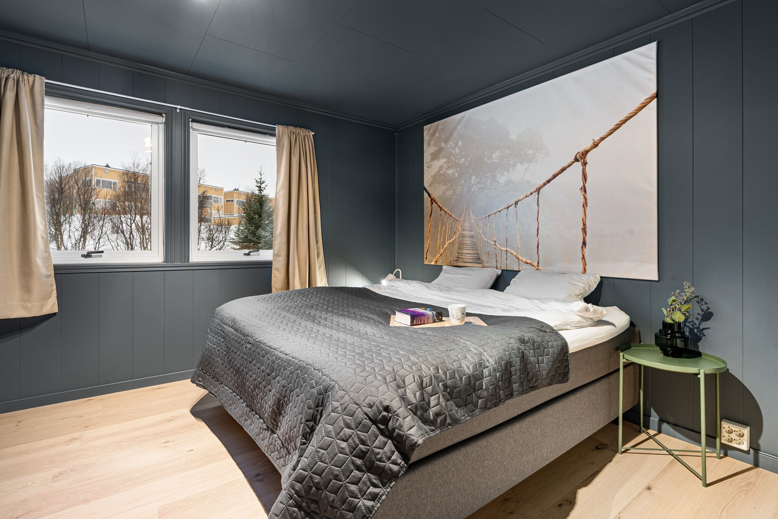 Hovedsoverommet har god plass til stor seng med nattbord på hver side.